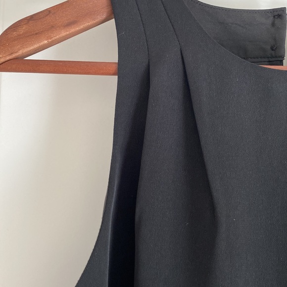Banana Republic Sleeveless Black Blouse Size Medium - Picture 3 of 3